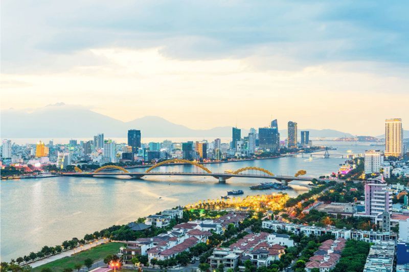 Dragon Bridge crossing the Han River creates a poetic and gentle beauty